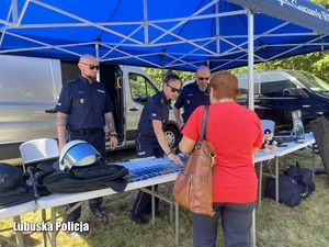 Policjanci na stanowisku profilaktycznym