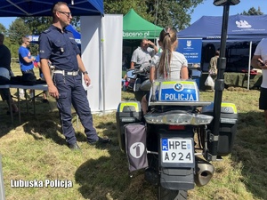 Policjant z dzieckiem na motocyklu służbowym