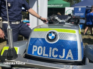 Policjant z motocyklem służbowym