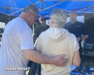 Policjanci na stoisku profilaktycznym z przybyłymi gośćmi