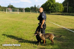 Policjant wraz z psem służbowym