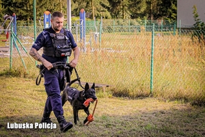 Policjant wraz z psem służbowym