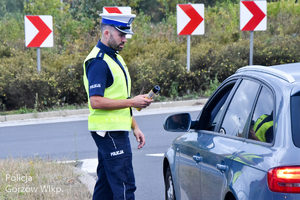 Policjant ruchu drogowego przy badaniu trzeźwości kierowcy