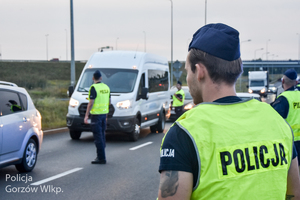 Policjanci podczas kontroli drogowej pojazdów