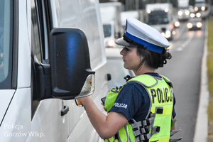 Policjant ruchu drogowego przy badaniu trzeźwości kierowcy