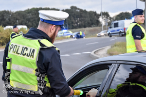 Policjant ruchu drogowego przy badaniu trzeźwości kierowcy