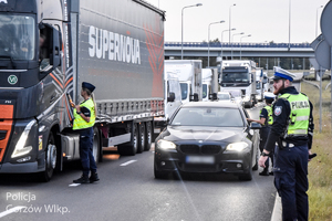 Policjanci ruchu drogowego przy badaniu trzeźwości kierowców