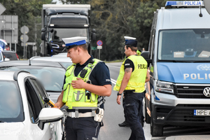 Policjanci ruchu drogowego przy badaniu trzeźwości kierowców