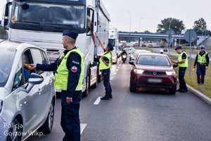 Policjanci ruchu drogowego przy badaniu trzeźwości kierowców