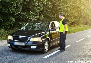 Policjant ruchu drogowego przy badaniu trzeźwości kierowcy