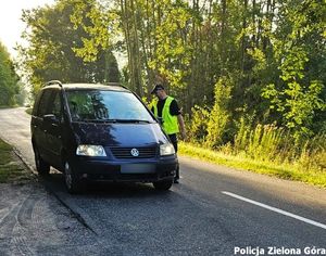 Policjant ruchu drogowego przy badaniu trzeźwości kierowcy