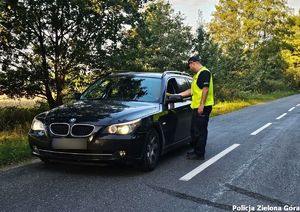 Policjant ruchu drogowego przy badaniu trzeźwości kierowcy