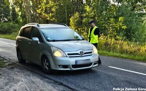 Policjant ruchu drogowego przy badaniu trzeźwości kierowcy