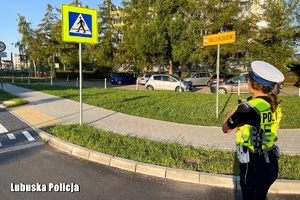 Policjantka obserwuje przejście dla pieszych