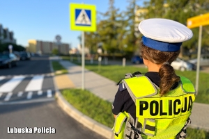 Policjantka obserwuje przejście dla pieszych