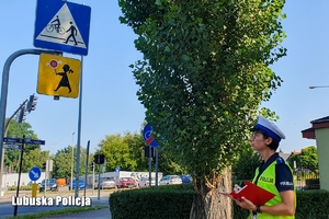 Policjantka sprawdza oznakowanie