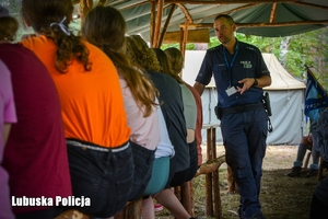 Policjant rozmawiający z dziećmi