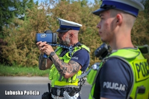 Policjanci sprawdzający prędkość na drodze