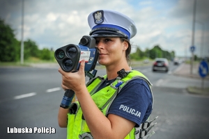 Policjantka mierząca prędkość na drodze