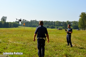 Policjanci rozkładają drona do działania