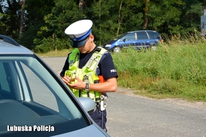 Policjant w trakcie kontroli