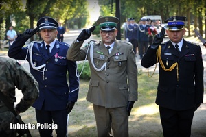 mundurowi na cmentarzu podczas uroczystości