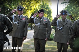 mundurowi na cmentarzu podczas uroczystości