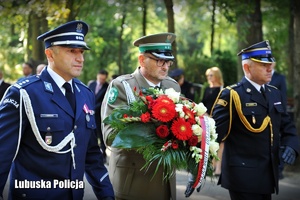 mundurowi na cmentarzu podczas uroczystości