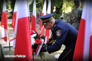 składanie kwiatów pod pomnikiem