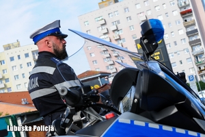 Policjant przy radiowozie (motocykl)