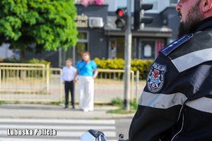 Policjant przy przejściu dla pieszych