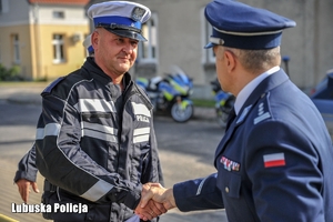 witający się policjanci