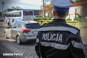 policjant obserwuje autokar