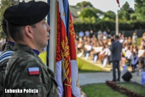 poczet sztandarowy na rozpoczęciu roku szkolnego