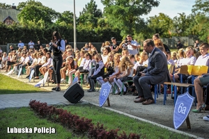 dzieci na rozpoczęciu roku szkolnego