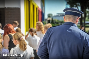 policjant idzie za dziećmi