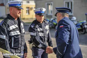 witający się policjanci