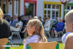 dzieci na rozpoczęciu roku szkolnego