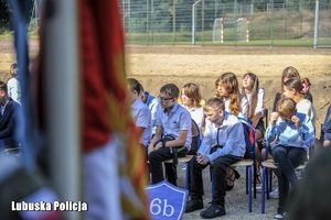 Dzieci na rozpoczęciu roku szkolnego