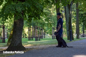 Przewodnik wraz z psem służbowym w trakcie patrolu