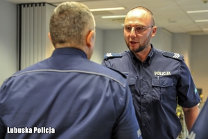 Policjant odbiera gratulacje od Komendanta Wojewódzkiego