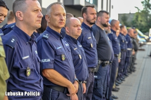 Policjanci stojący w szeregu.