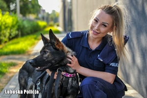 Policjantka z psem służbowym.