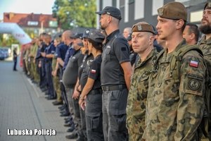 Funkcjonariusze służb biorący udział w akcji oddawania krwi.