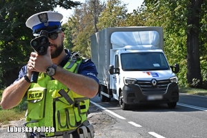 policjant kontroluje prędkość pojazdów