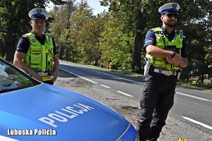 policjanci obserwują ruch na drodze