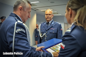 policjant odbiera upominek