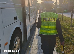 policjantka idzie przy autokarze