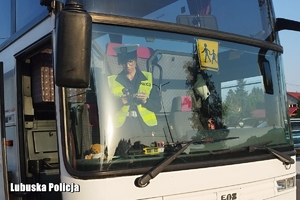 policjantka kontroluje dokumenty w autobusie