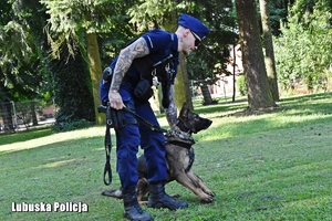 policjant i pies służbowy